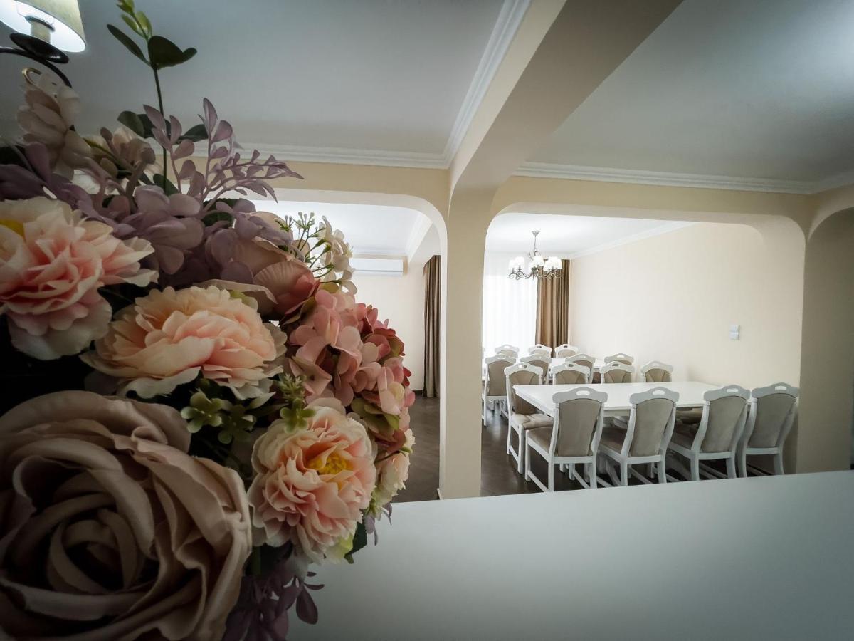 Casa Blanco Hotel Oradea Buitenkant foto
